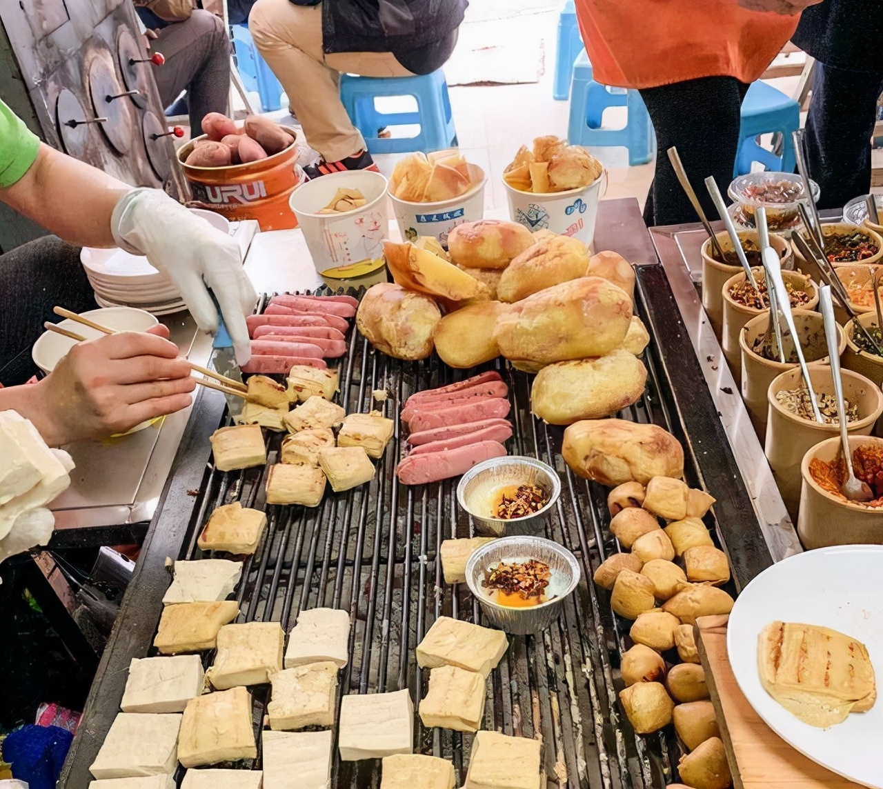 街头小吃新魅力，火爆地摊美食排队热捧